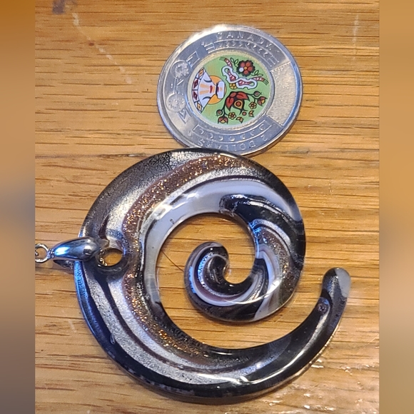 Beautiful Swirl Glass Necklace - Picture 7 of 9